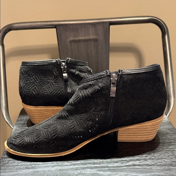 Catherine Malandrino Black Textured Ankle Booties - Picture 4 of 10